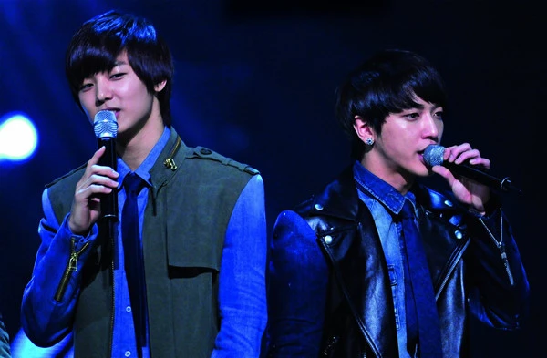 TUTTLE K-Pop Now!: The Korean Music Revolution 5 TUTTLE K-Pop Now!: The Korean Music Revolution - Image 3